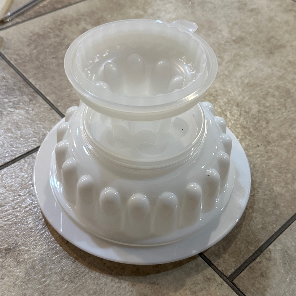 Brand new vintage Tupperware tri-jel mold